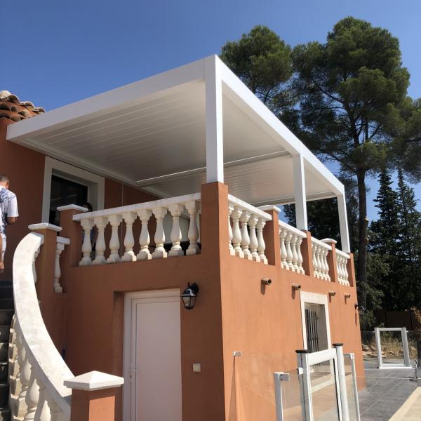 Installation pergola bioclimatique pour une villa à Toulon (83)