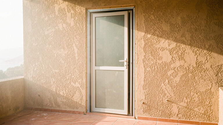 Illustration réaliste d’une porte d’entrée extérieure durable installée sur une maison méditerranéenne ensoleillée, avec une pose soignée et des détails d’étanchéité adaptés au climat du Var.
