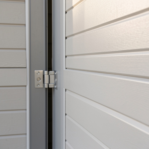 Installation d’une porte de garage sectionnelle sur mesure, montrant l’ajustement des rails et l’étanchéité pour un bon confort et une sécurité accrue.